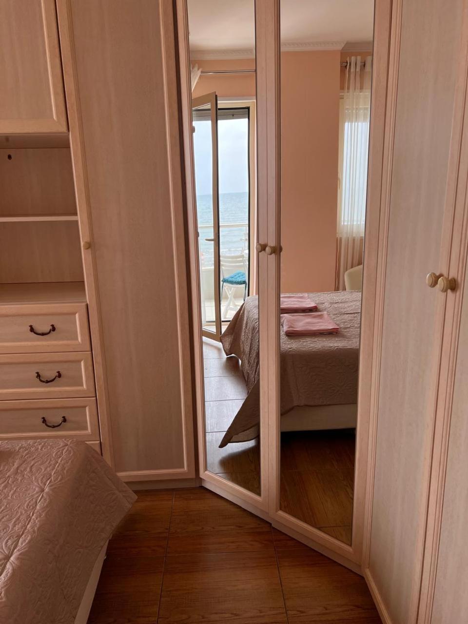 Sea View-Apartment On The Beach - Durrs2 Дуррес Екстер'єр фото