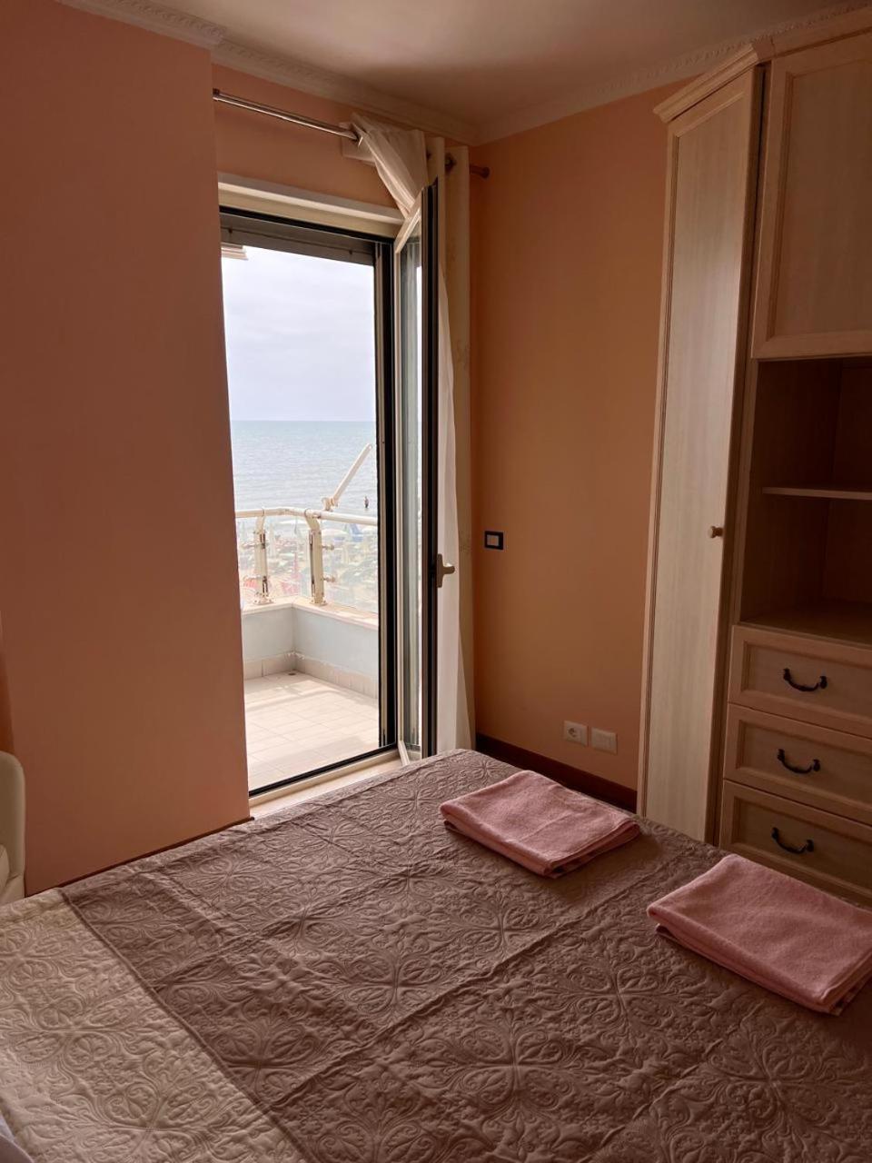 Sea View-Apartment On The Beach - Durrs2 Дуррес Екстер'єр фото