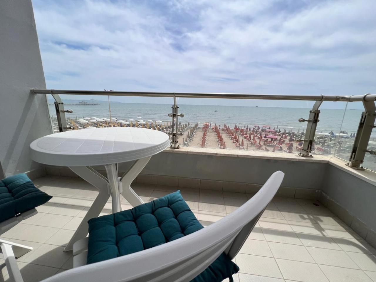 Sea View-Apartment On The Beach - Durrs2 Дуррес Екстер'єр фото