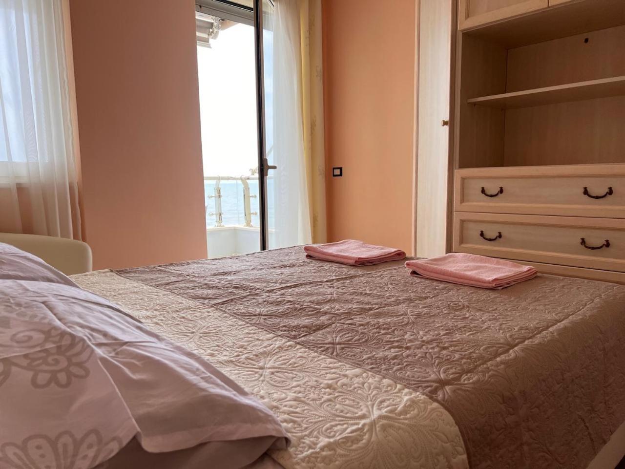 Sea View-Apartment On The Beach - Durrs2 Дуррес Екстер'єр фото